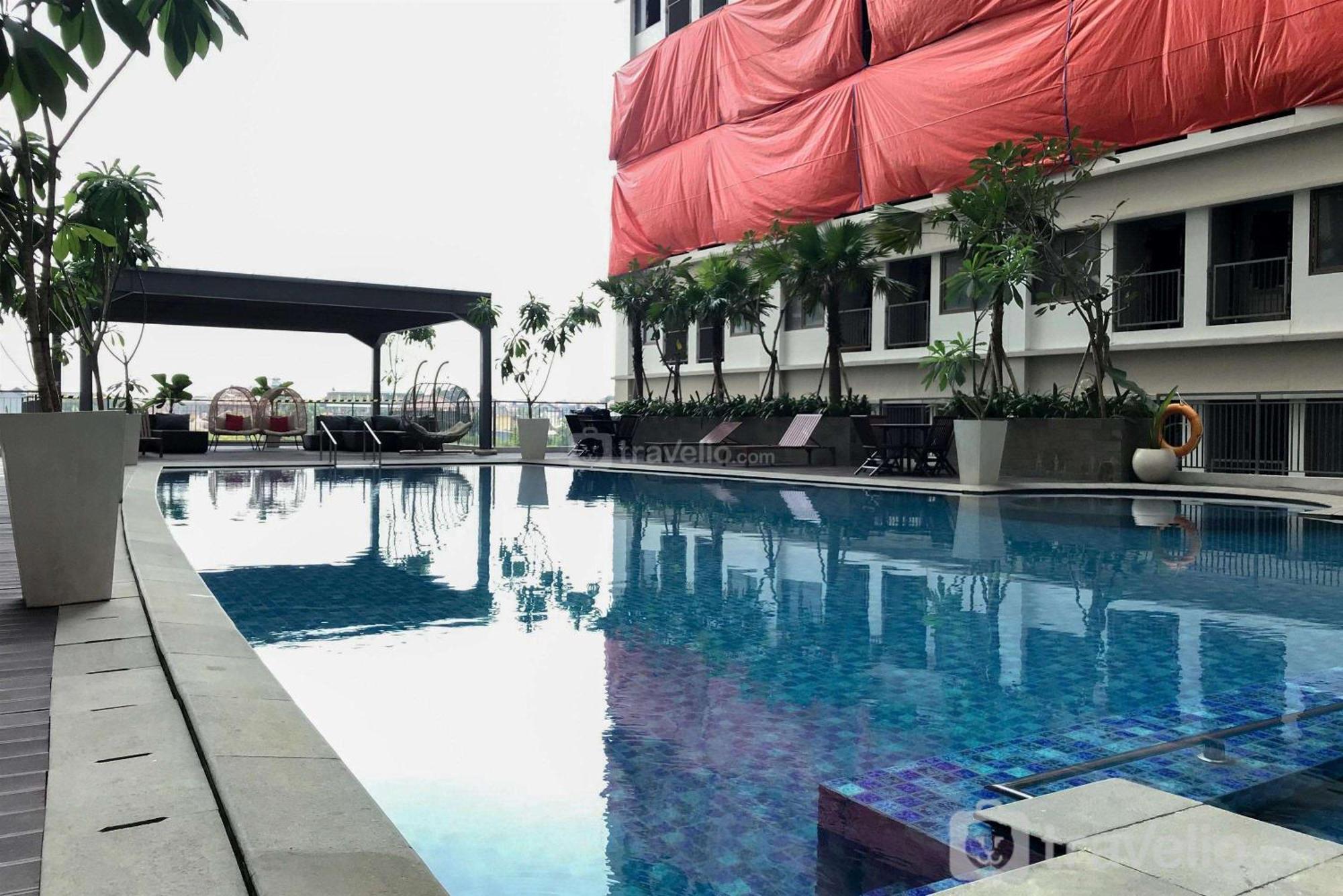 Homey And Cozy Gateway Park Lrt By Travelio Apartemen Bekasi