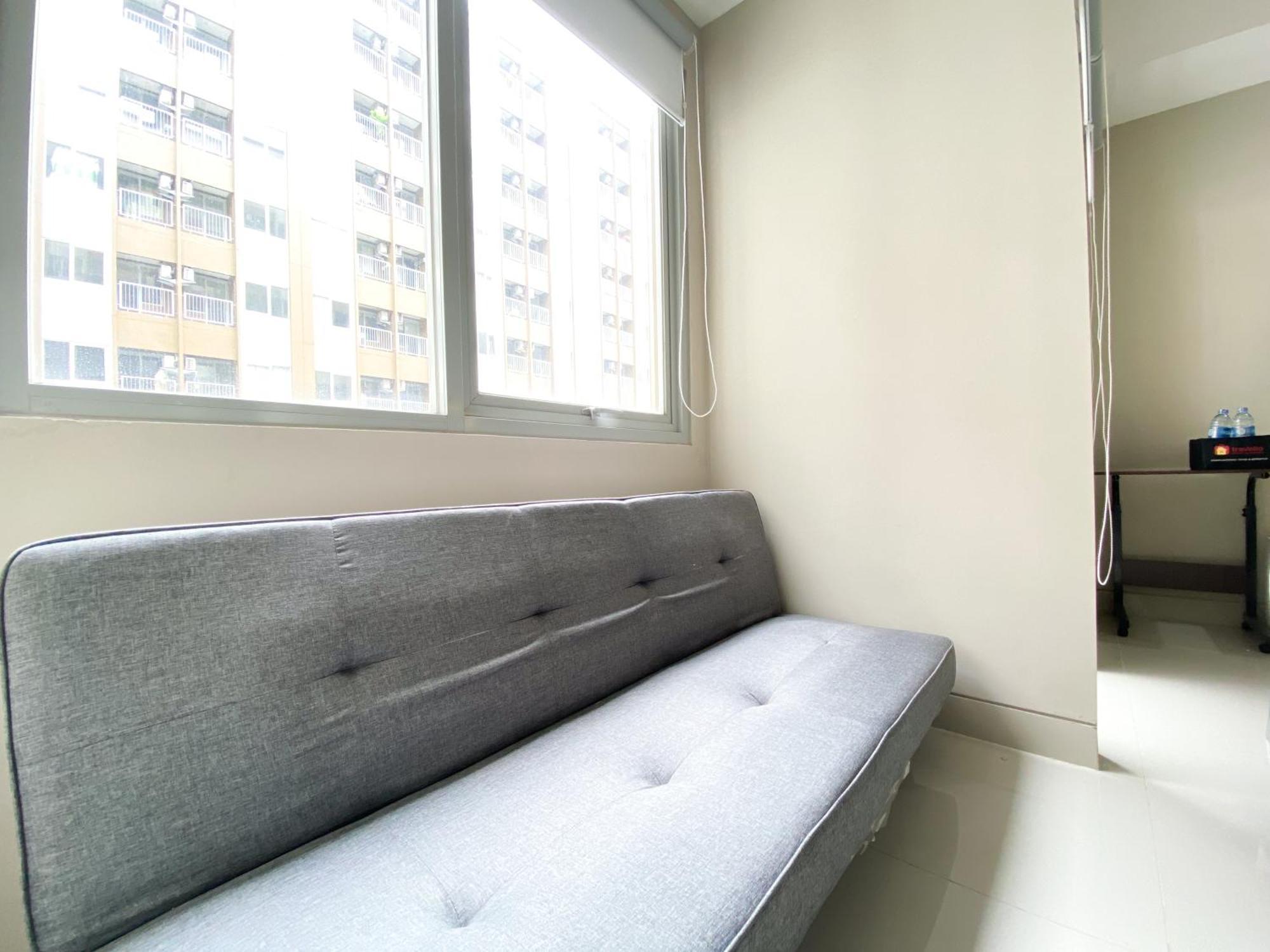 Homey And Cozy Gateway Park Lrt By Travelio Apartemen Bekasi