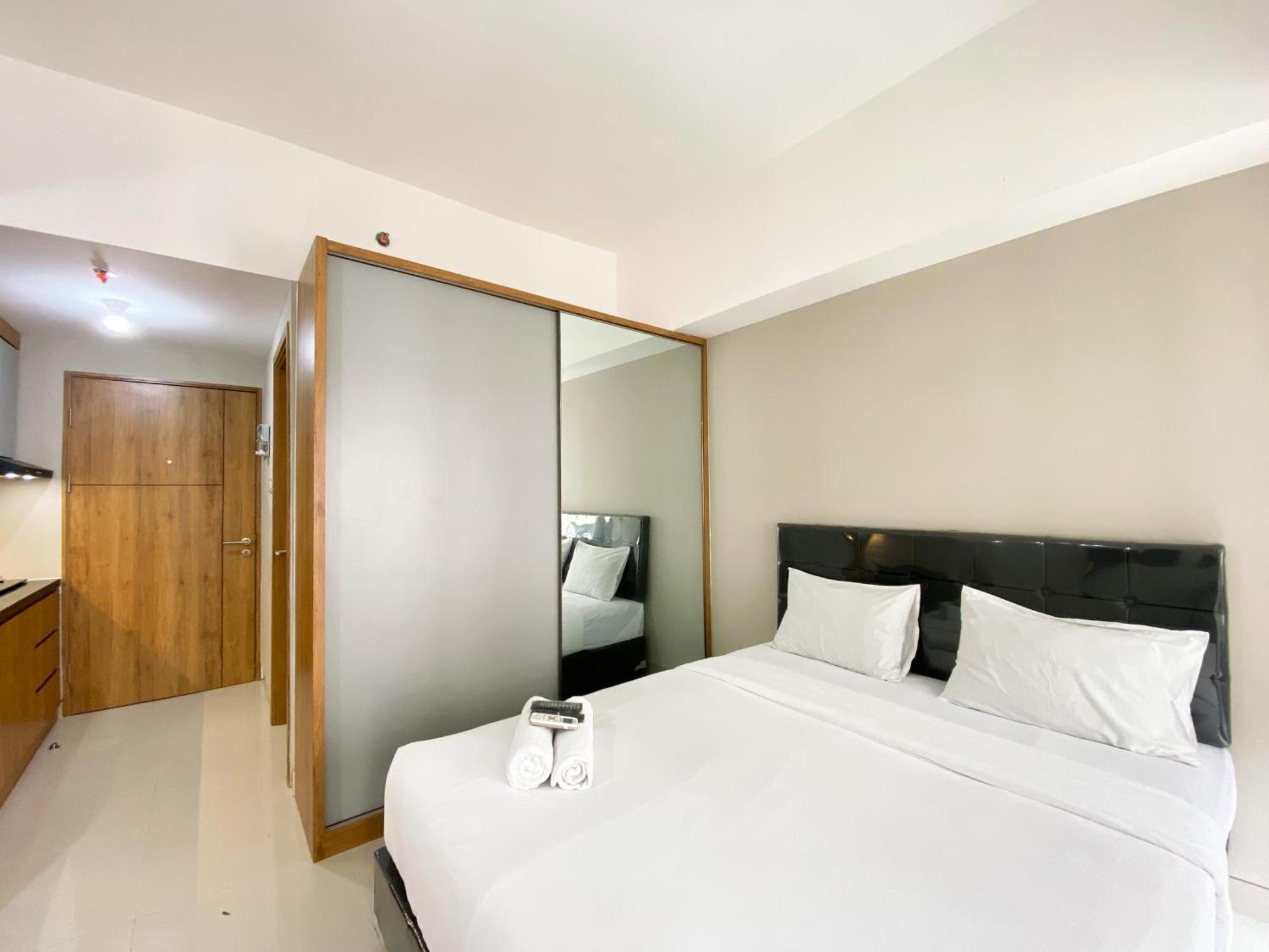 Homey And Cozy Gateway Park Lrt By Travelio Bekasi