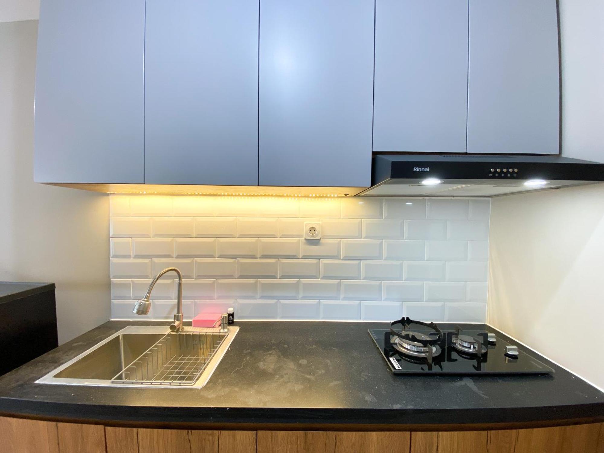 Homey And Cozy Gateway Park Lrt By Travelio Apartemen *