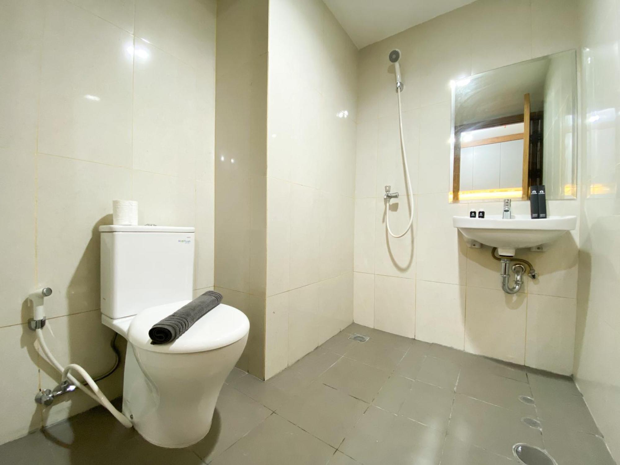 Homey And Cozy Gateway Park Lrt By Travelio Apartemen Bekasi